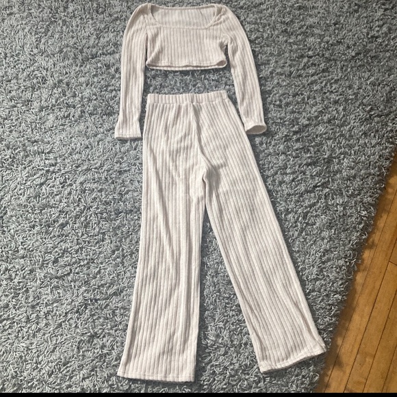 Lounging Set - Picture 2 of 2